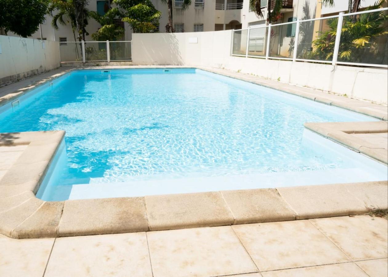 L'île au paon - Appartement T2 avec piscine et parking Les Abymes Extérieur photo